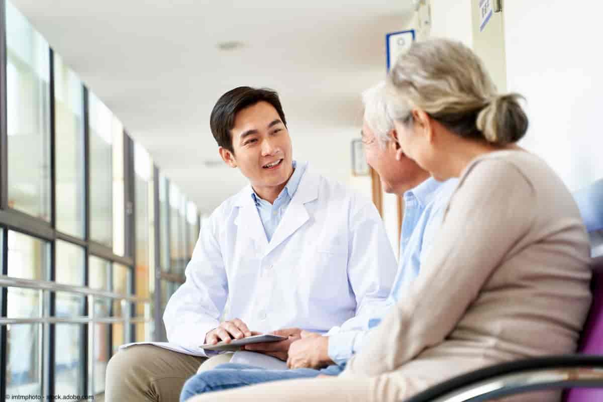 young asian doctor talking to senior couple patients in hospital hallway | Image Credit: © imtmphoto - stock.adobe.com